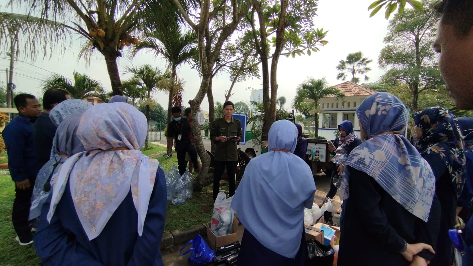 Tim Bank Sampah Digital melakukan brief seputar pemilahan sampah sesuai jenisnya