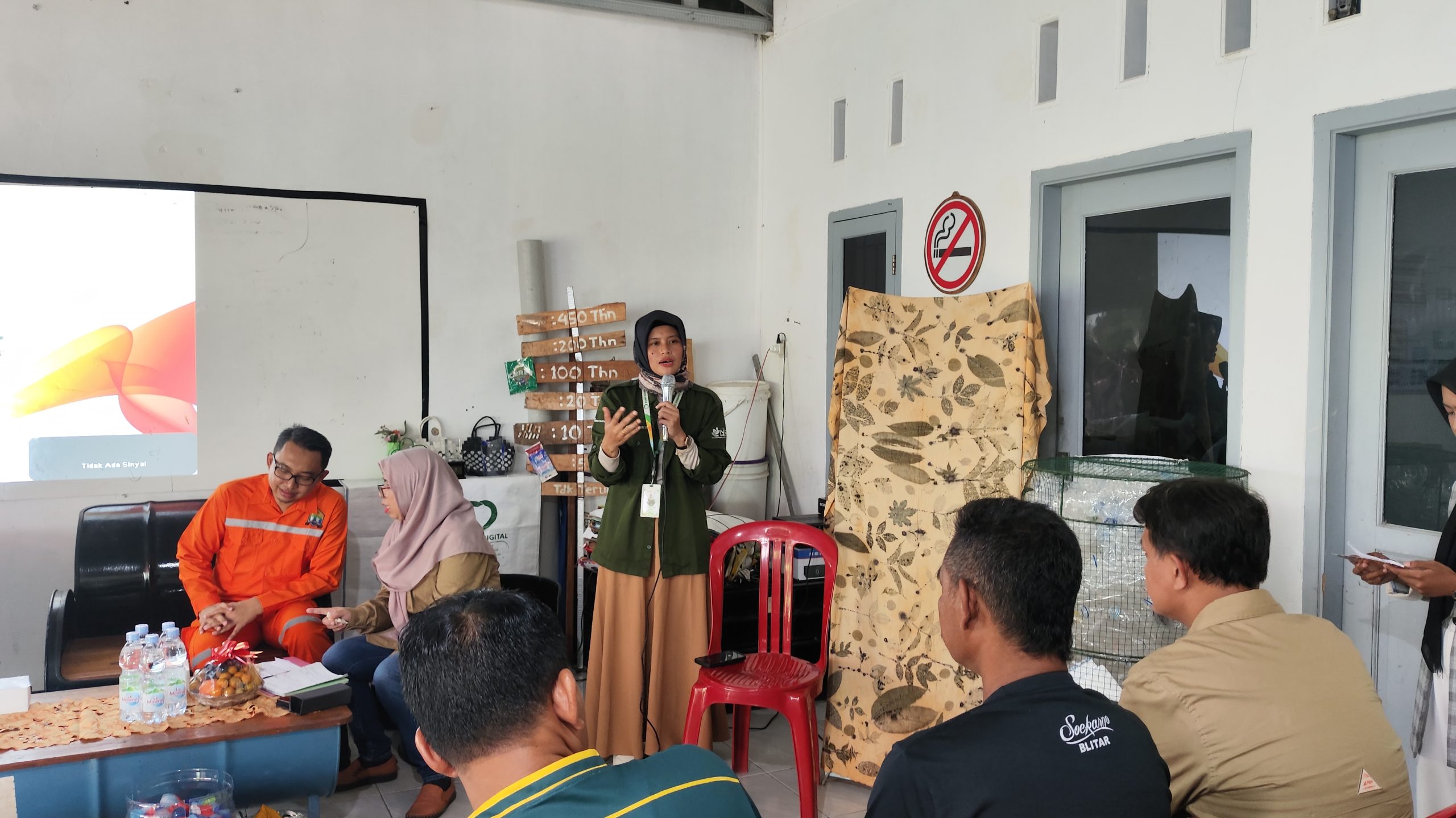 Sharing Knowledge seputar Bank Sampah Induk oleh Desty Eka Putri Sari selaku CEO Bank Sampah Digital