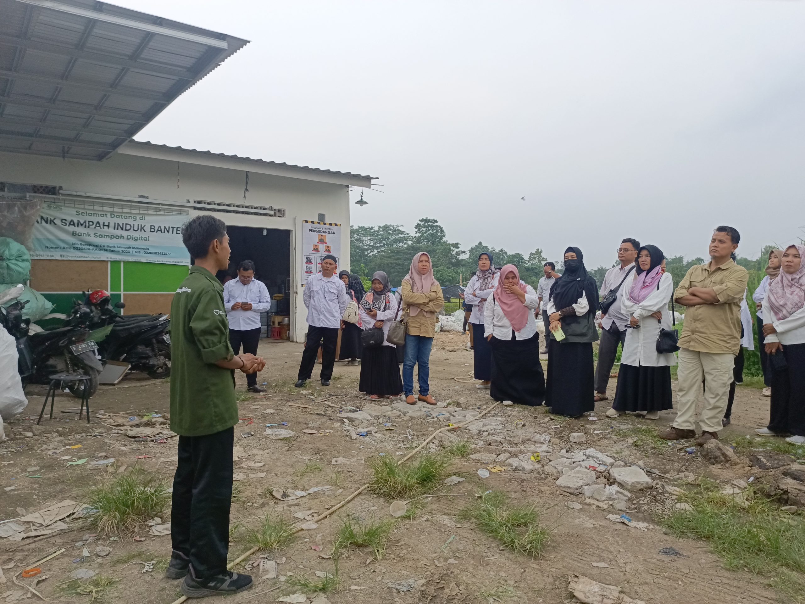 Local Heroes dan DLH Kabupaten Cirebon melakukan kunjungan ke Gudang Bank Sampah Digital