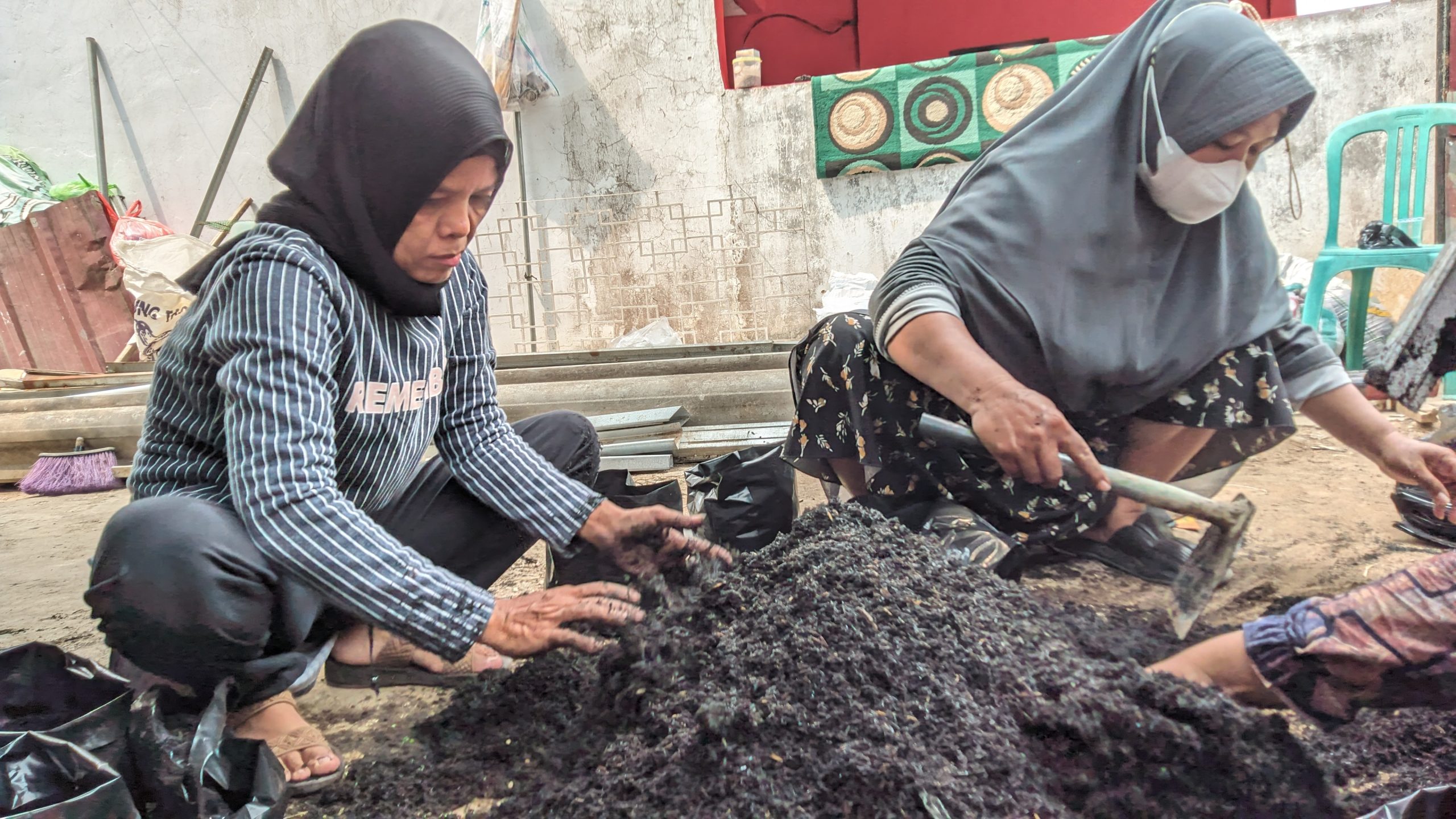 Aktifitas nasabah Bank Sampah Digital, mengelola sampah organik menjadi pupuk kompos.