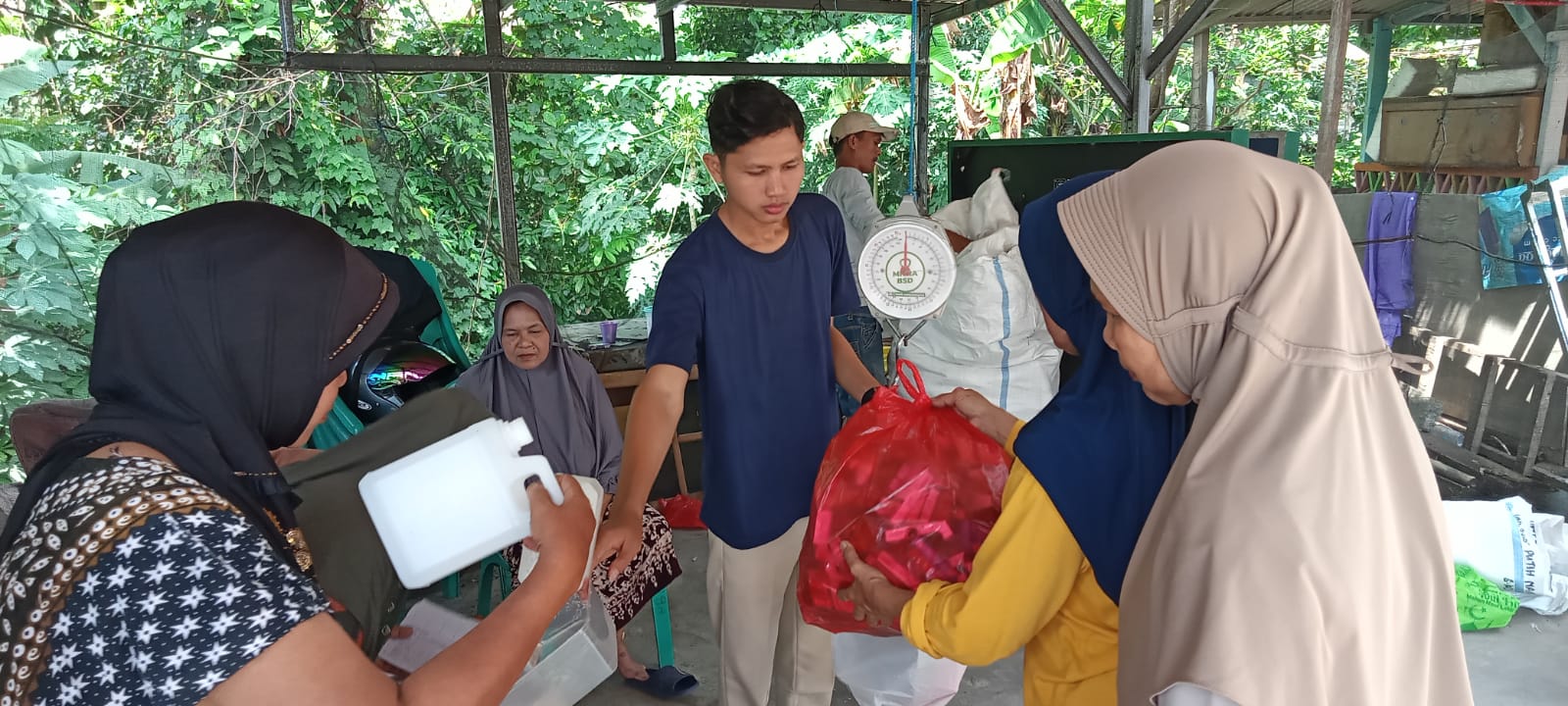 Foto kegiatan pilah sampah jadi rupiah.