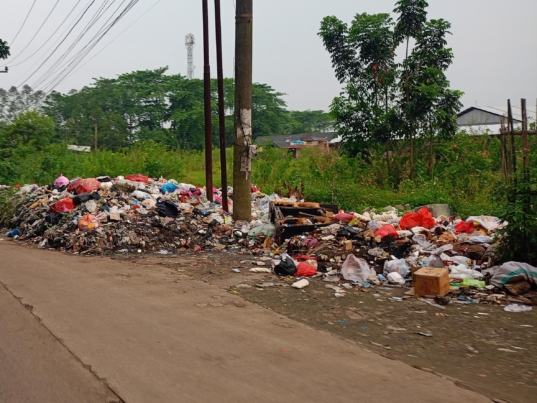 Foto tumpukan sampah di Jl. Perum Griya Asri, Situterate, Kec. Cikande, Kabupaten Serang.