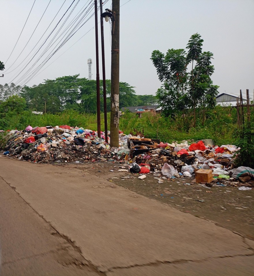 Foto tumpukan sampah di Jl. Perum Griya Asri, Situterate, Kec. Cikande, Kabupaten Serang.