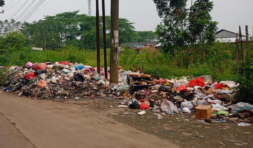 Foto tumpukan sampah di Jl. Perum Griya Asri, Situterate, Kec. Cikande, Kabupaten Serang.