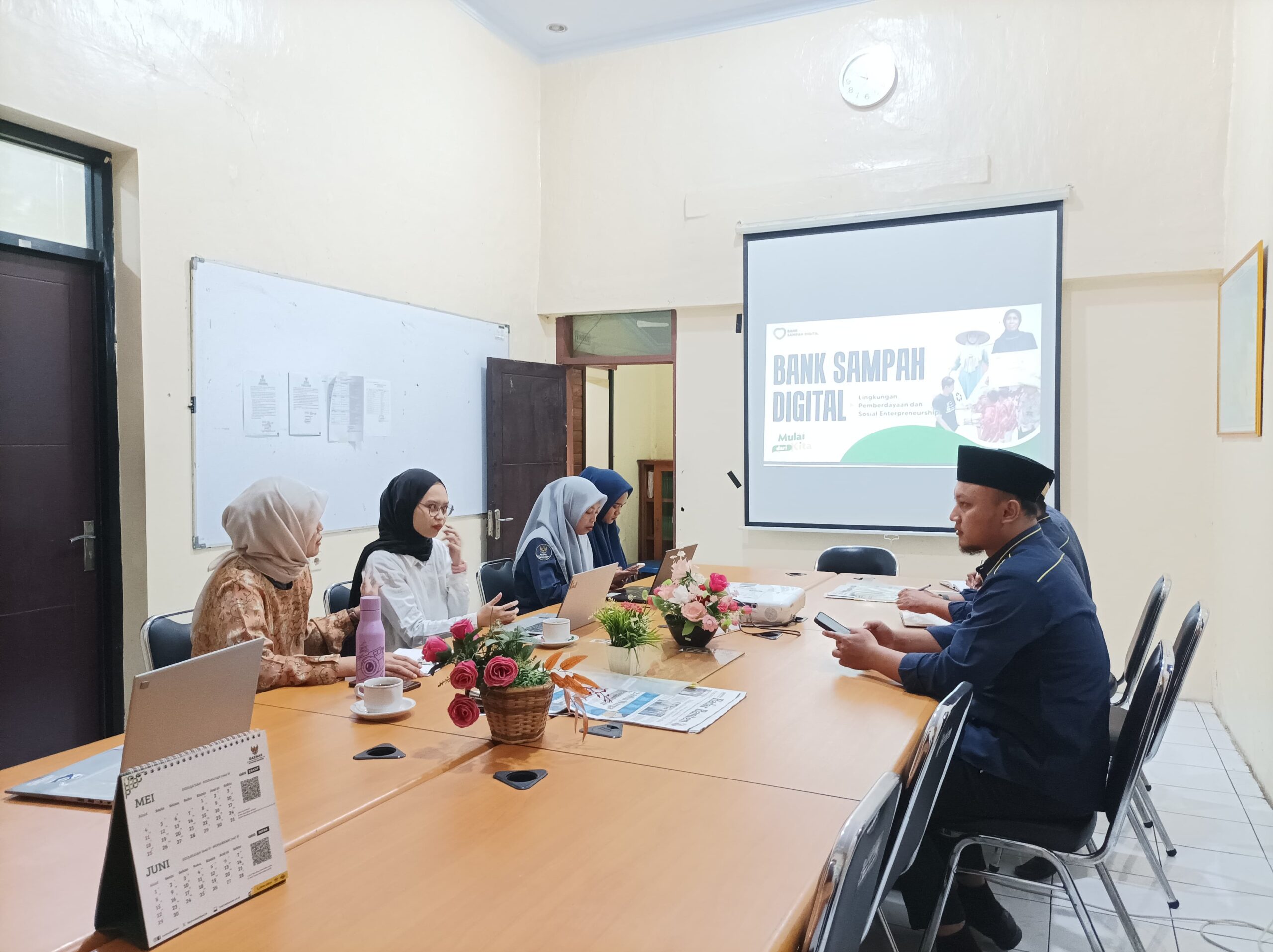 Foto diskusi antara pihak Bank Sampah Digital dan BAZNAS Banten terkait potensi kolaborasi dalam pemberdayaan masyarakat, khususnya para Asnaf melalui pengelolaan sampah.