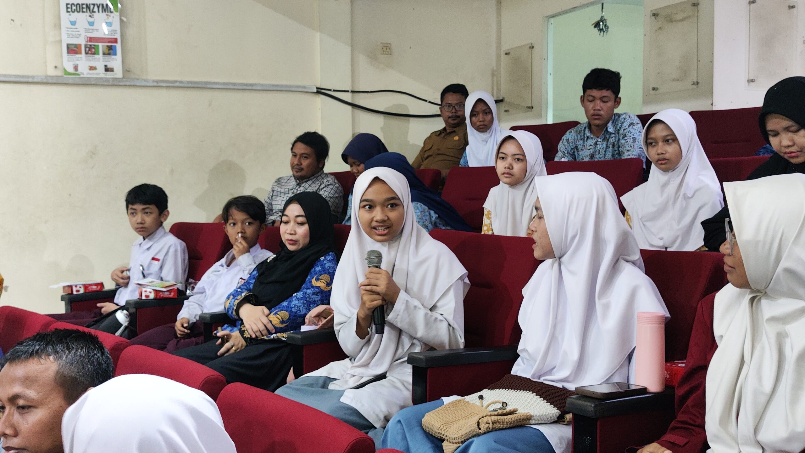 Peserta Sekolah Sadar Sampah Menyampaikan Opini Terkait Pengelolaan Sampah di Sekolah.