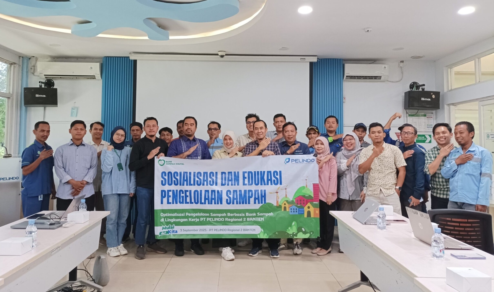 Foto bersama saat pelaksanaan Sosialisasi dan Edukasi Pengelolaan Sampah bersama rekan PT Pelindo Regional 2 Banten