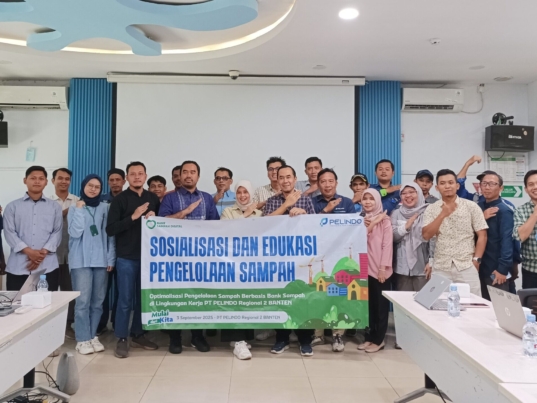 Foto bersama saat pelaksanaan Sosialisasi dan Edukasi Pengelolaan Sampah bersama rekan PT Pelindo Regional 2 Banten
