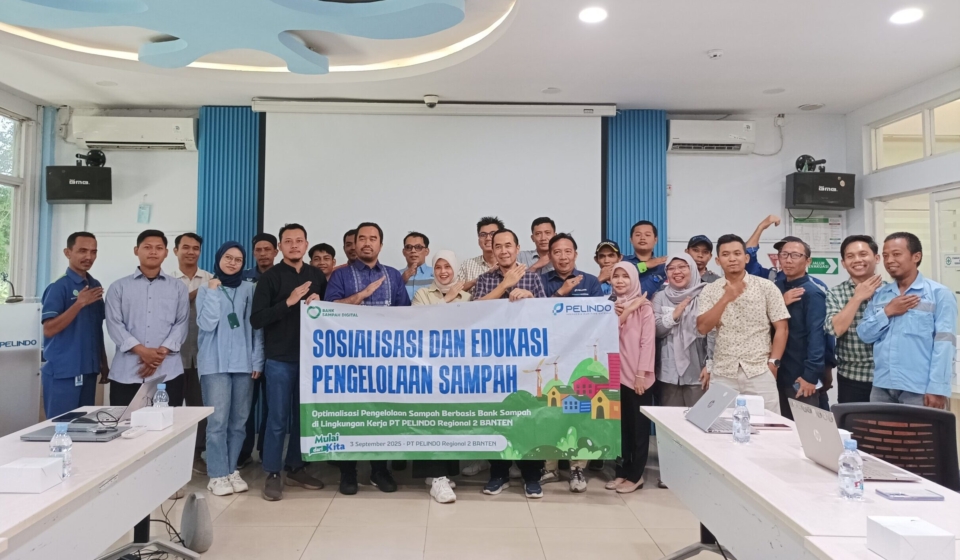 Foto bersama saat pelaksanaan Sosialisasi dan Edukasi Pengelolaan Sampah bersama rekan PT Pelindo Regional 2 Banten
