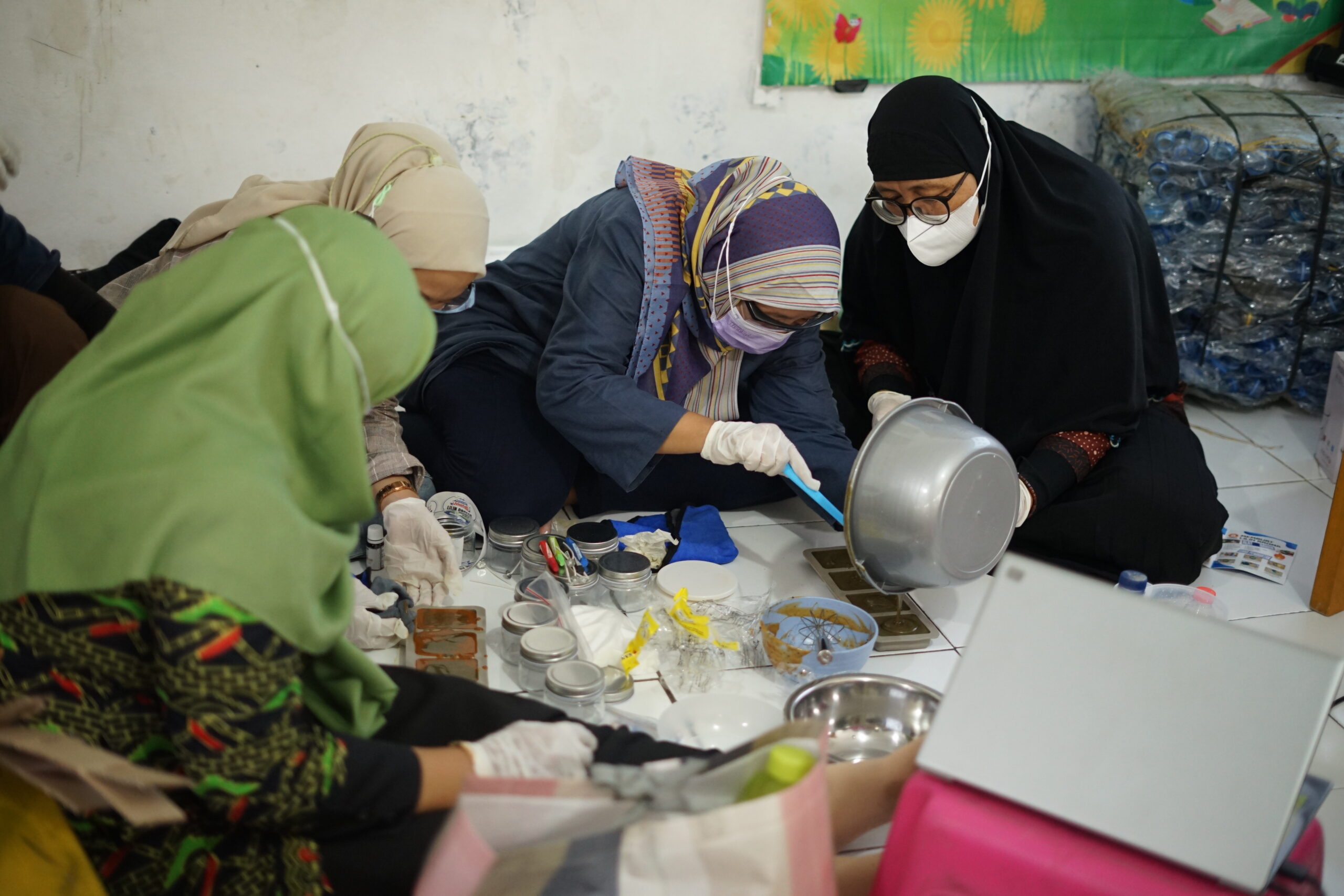 Peserta membuat Sabun Bar dari Limbah Minyak Jelantah