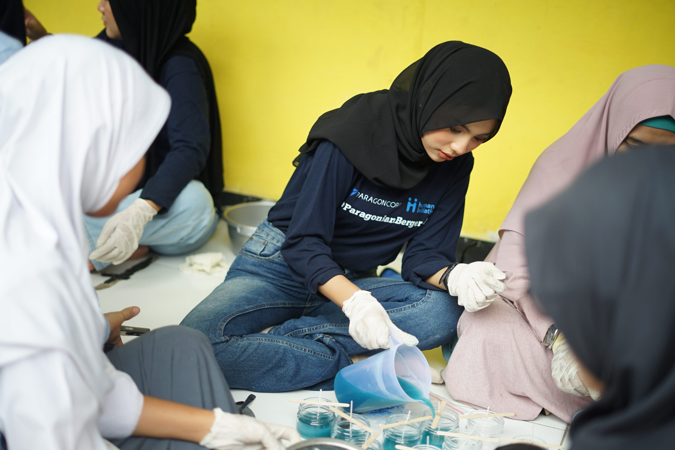 Paragonian melakukan pendampingan pemanfaatan Limbah Minyak Jelantah menjadi Lilin Aromaterapi