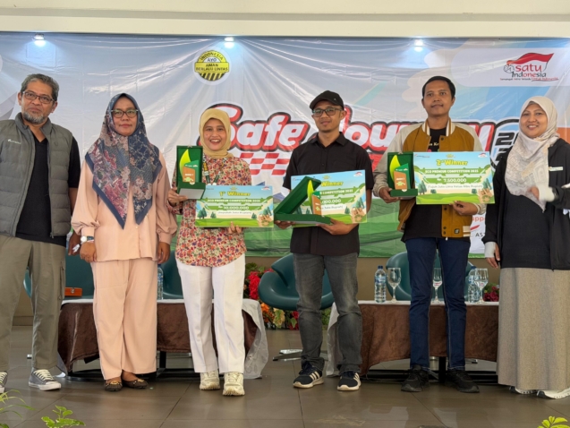 Foto bersama saat pengumuman dan penyerahan hadiah kepada para juara.