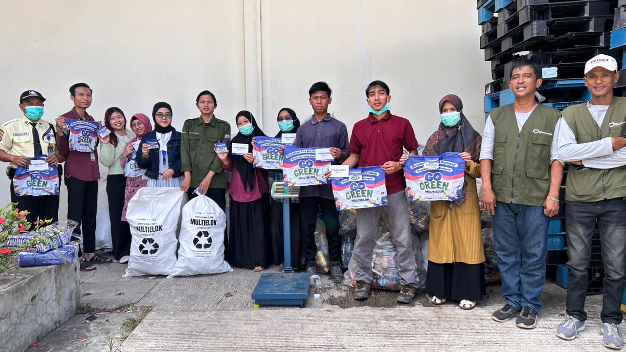 Foto bersama saat Kick Off dan Penyerahan Fasilitas Pendukung Program