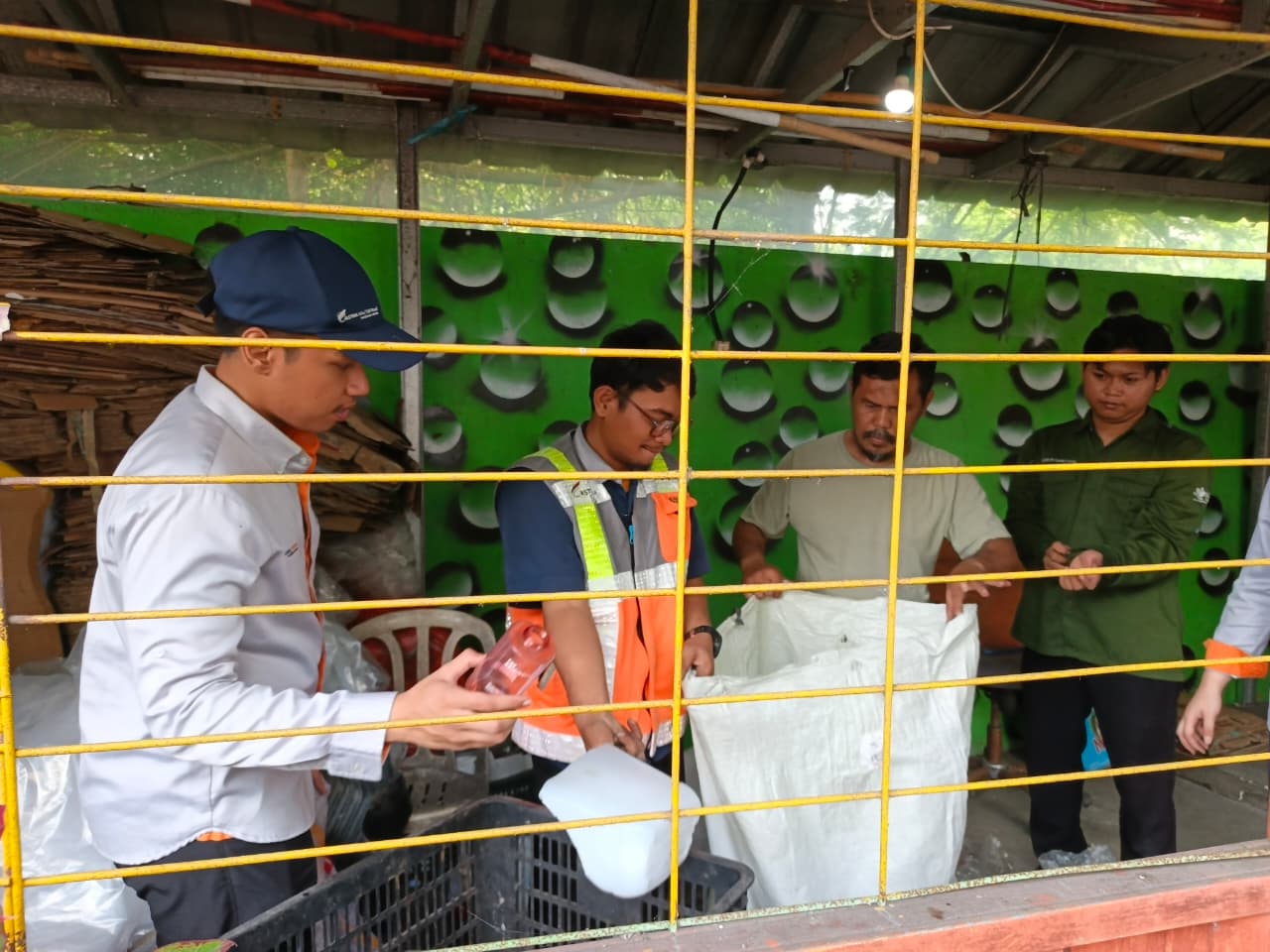Foto kegiatan penimbangan di tempat penyimpanan sampah terpilah