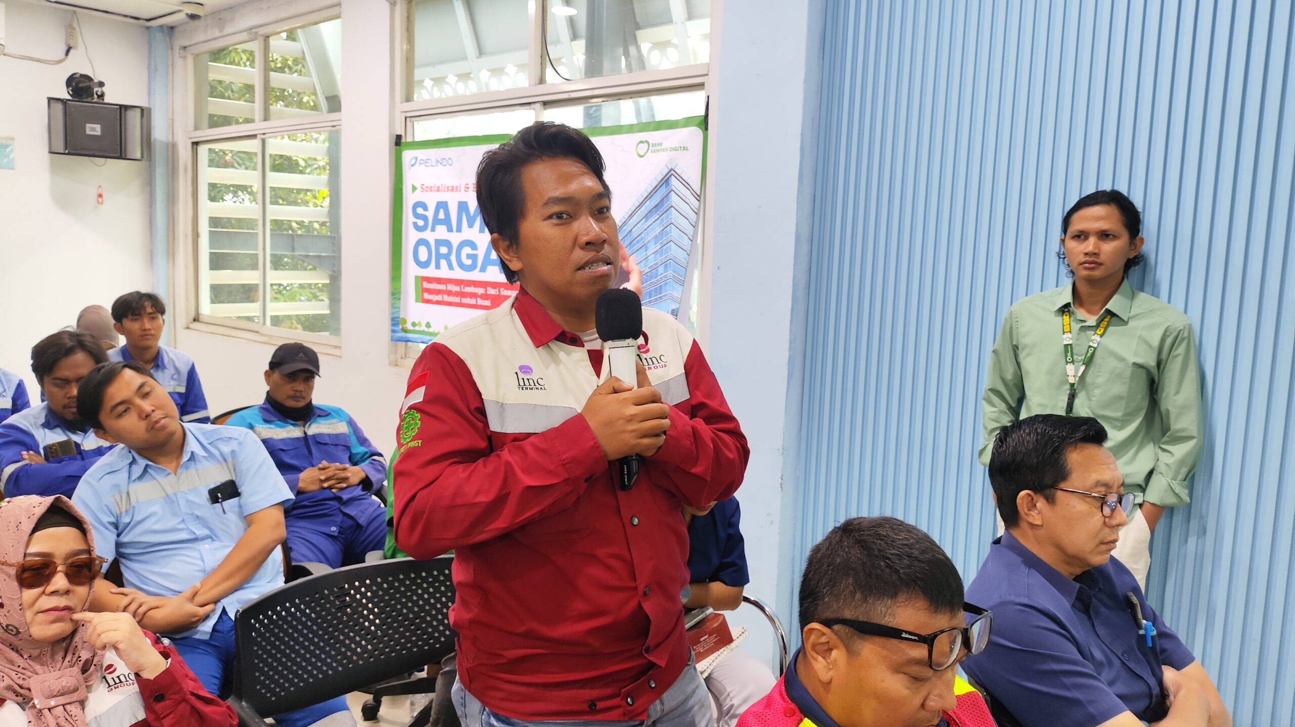 Peserta kegiatan mengajukan pertanyaan kepada narasumber saat sesi diskusi.